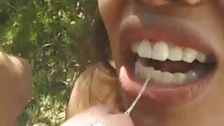 نجی میں خوبصورتی پورن خاله الکسیس ایک vibrator کے ساتھ ہڈ چھیڑا اور مقعد میں ایک dildo کے دھکیل دیا