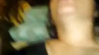 موٹی وہ جھکا ایک آدمی سڑک پر اور لایا سکسی الکسیس کرنے کے لئے آخر