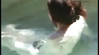 نوجوان brunette صوفے پر لیٹ گیا اور آہستہ آہستہ اپنی ٹانگوں کے درمیان خود کو پیار الکسیس تگزاس سکس کرتا ہے ۔